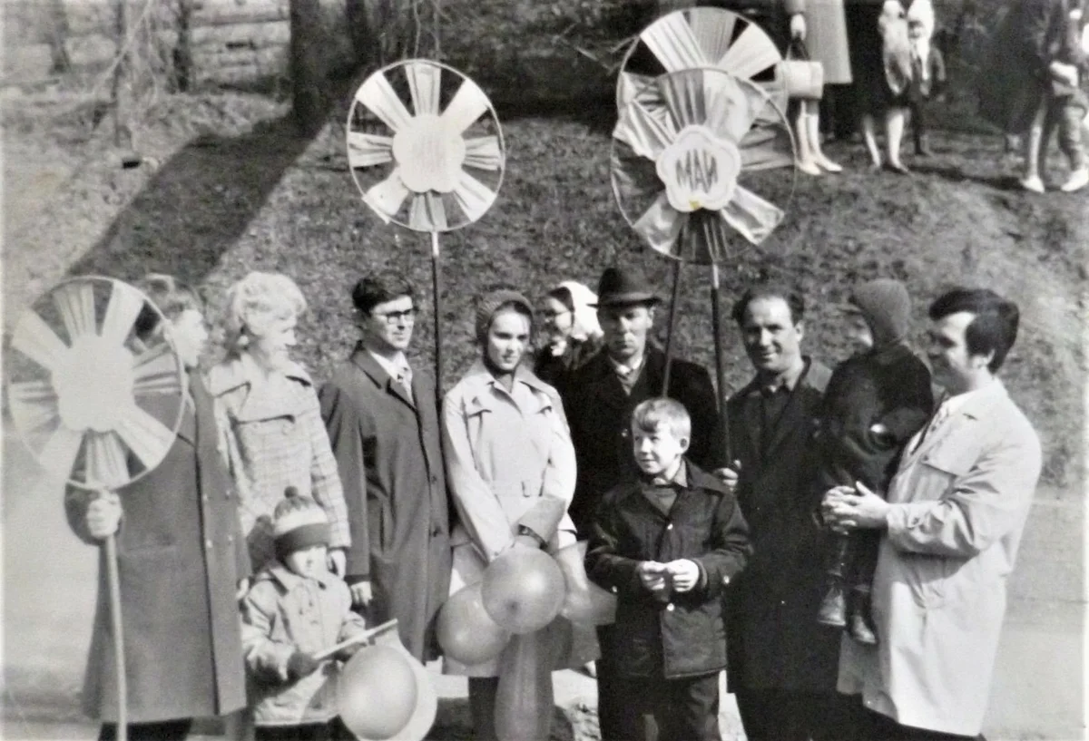 Все на первомайскую демонстрацию...