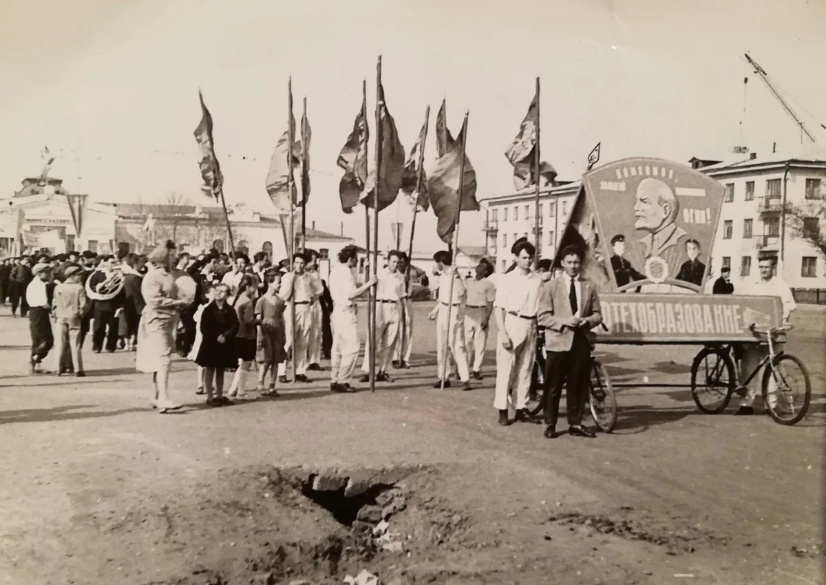 Каждый трудовой коллектив представлял свое творческое решение не первомайском шествии