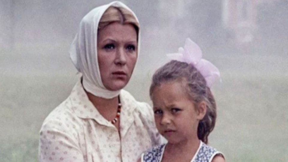 Галина Польских в фильме "Белые росы"