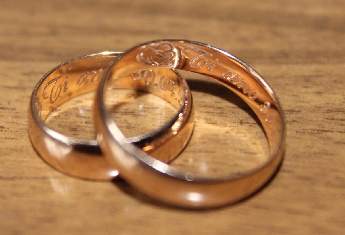 На пятую годовщину сделали гравировку на кольцах