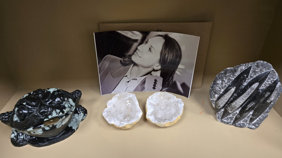 "Алтарь" в моем офисе: фото любимой жены, китайская лягушка из пионового камня, кварцевый жеод и ортоцерас из Марокко