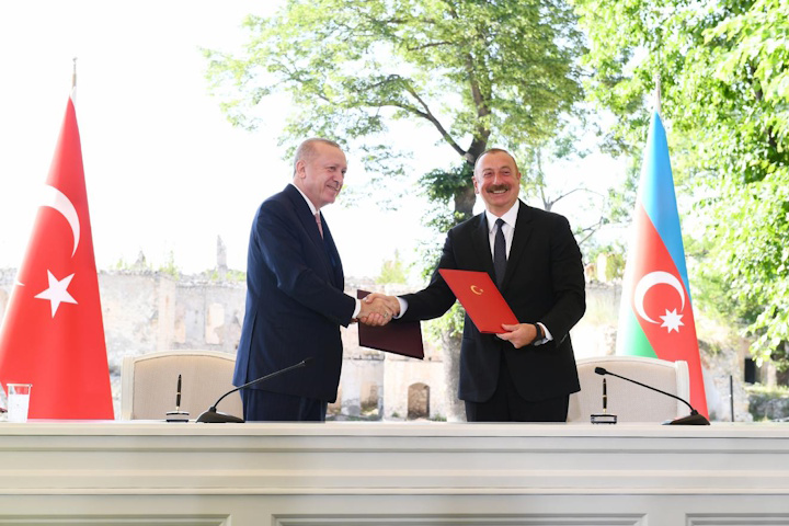    Реджеп Тайип Эрдоган (слева) и Ильхам Алиев, июнь 2021 года    
источник фото: пресс-служба президента Азербайджана.