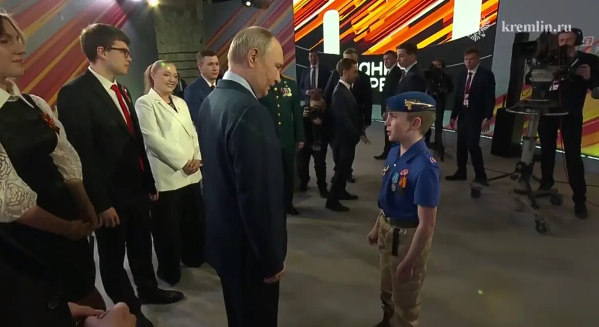    Владимир Путин и юный поисковик Егор Назаров. Фото: скриншот видео пресс-службы Кремля