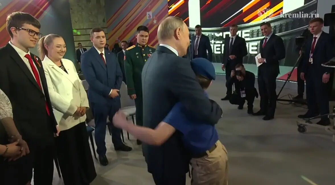    Владимир Путин и юный поисковик Егор Назаров. Фото: скриншот видео пресс-службы Кремля