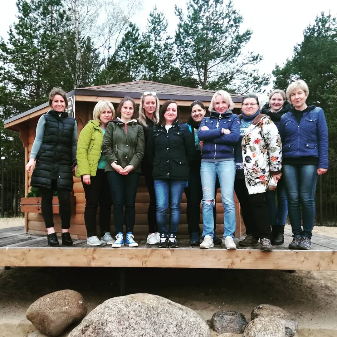 наша компания и друзья (неконные) именниницы. Я крайняя справа.