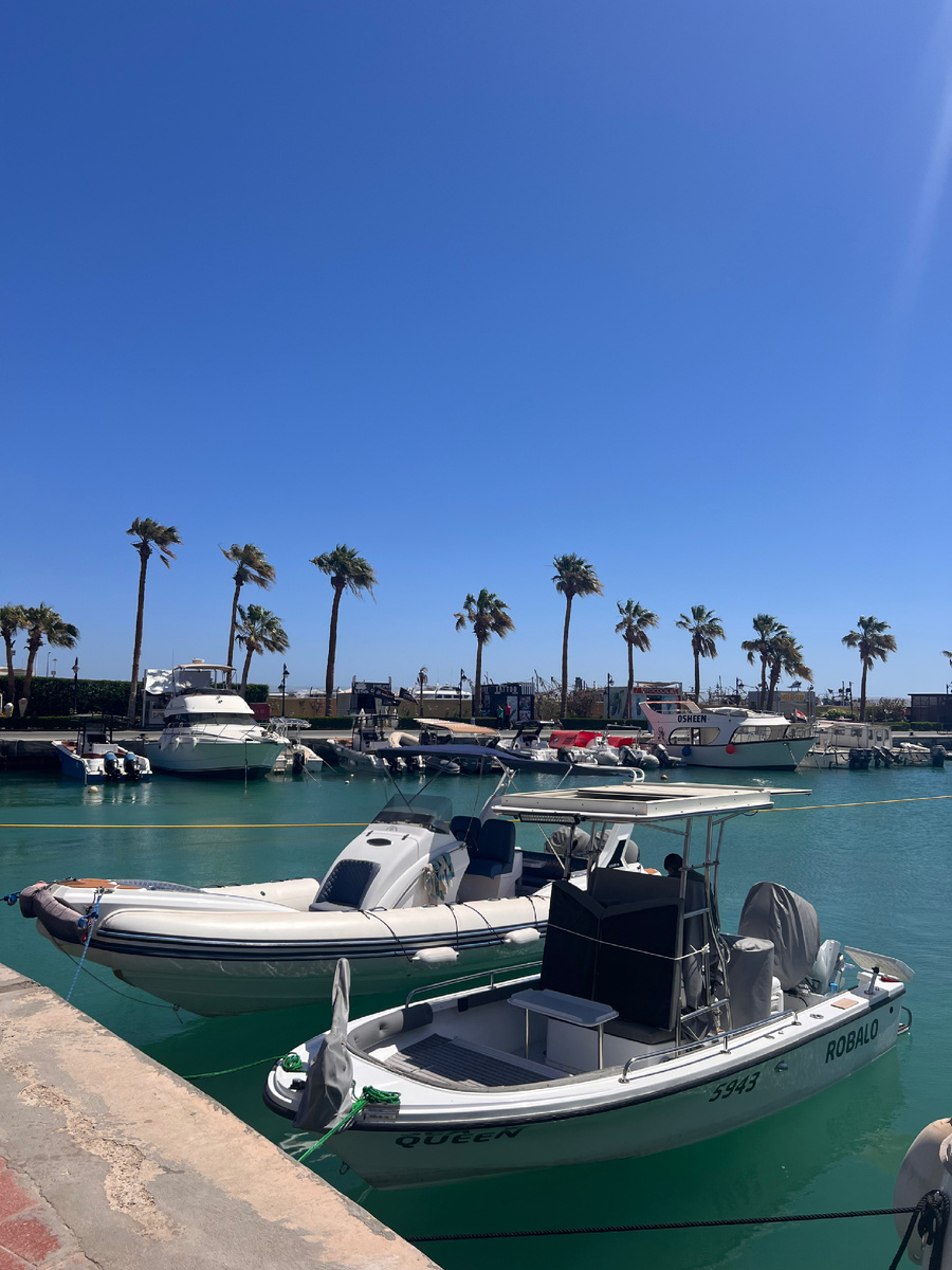 Мы прогулялись до порта с яхтами. И до мечети (не фоткала, в Шарме мечеть мне понравилась больше).