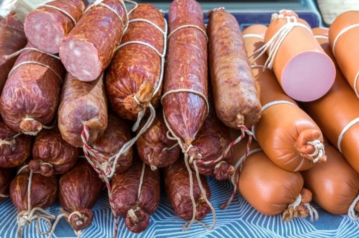    Сам мясной клей визуально неотличим от натуральных волокон, однако есть косвенные признаки.