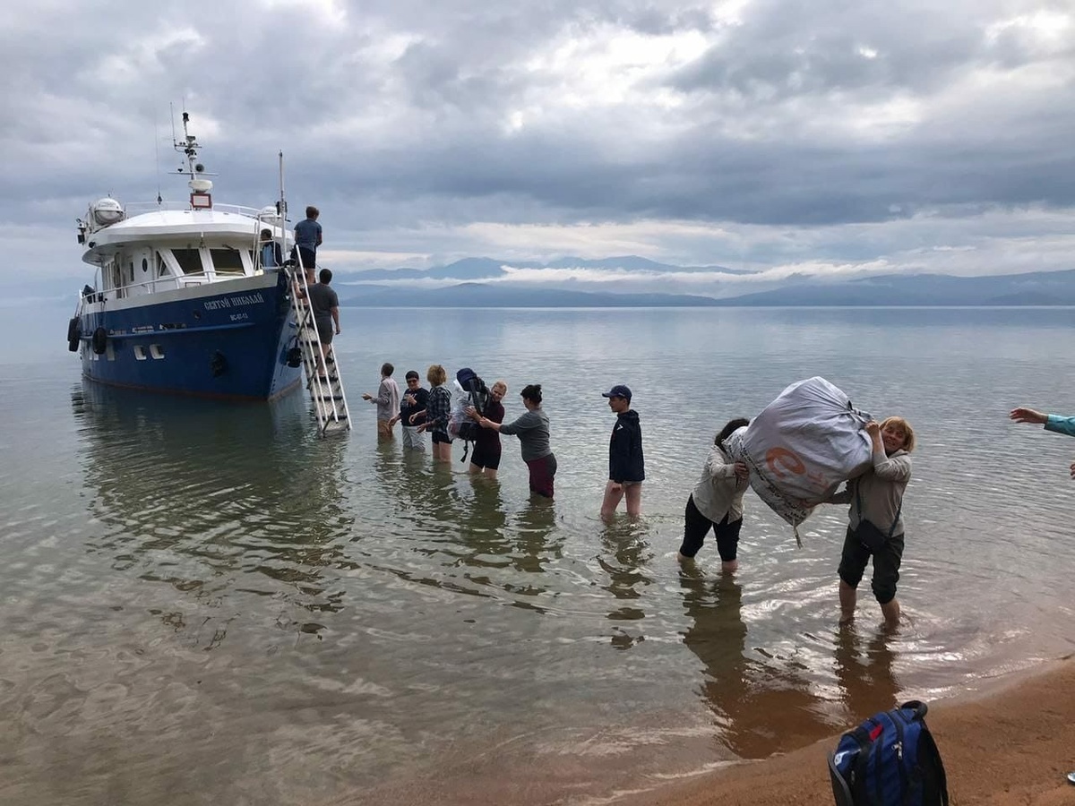 Разгрузка корабля на Баргузинском берегу