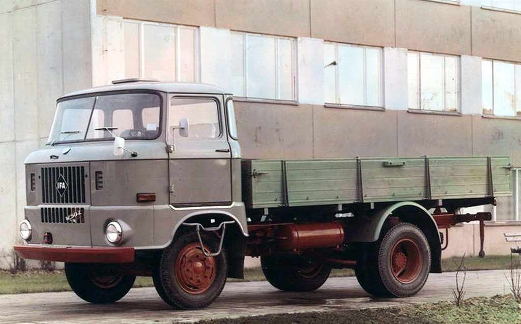 Несмотря на число «50» в обозначении, IFA W 50 L перевозила 5,2–5,3 тонны, в зависимости от того, стоял под капотом старый вихрекамерный дизель 4KVD 14,5/12 SRW мощностью 110 л. с. либо дизель VD 14,5/12‑1 SRW мощностью 125 л. с.