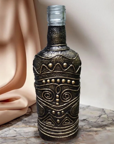 Такую бутылку я тоже декорировала в технике пейп-арт