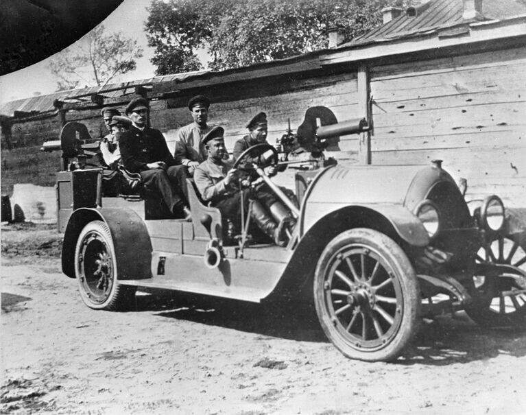 Красноармейцы на автомобиле, вооруженном пулеметами. Фото из открытых источников