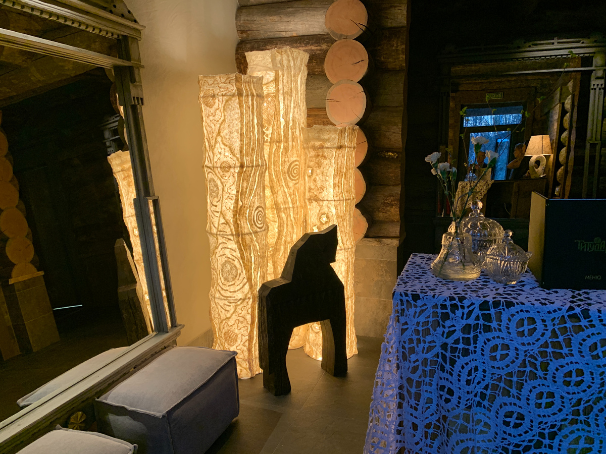 Конь возле ресепшена