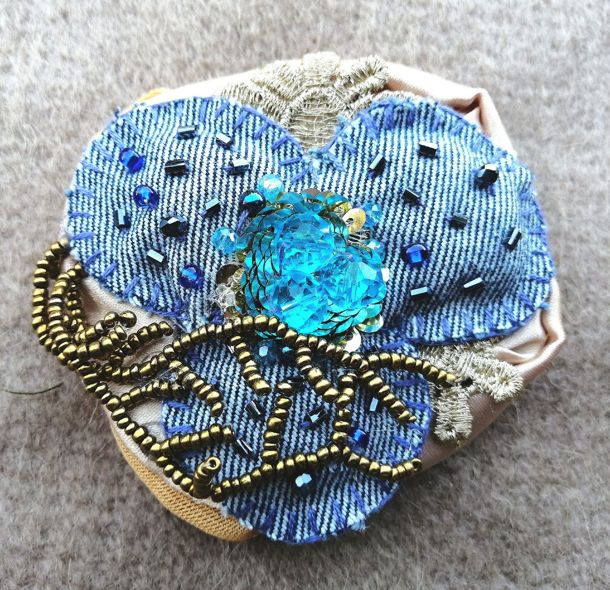 "Состав" броши: страя джинсовка, страрые бусы, кружево, ткань, бисер. 