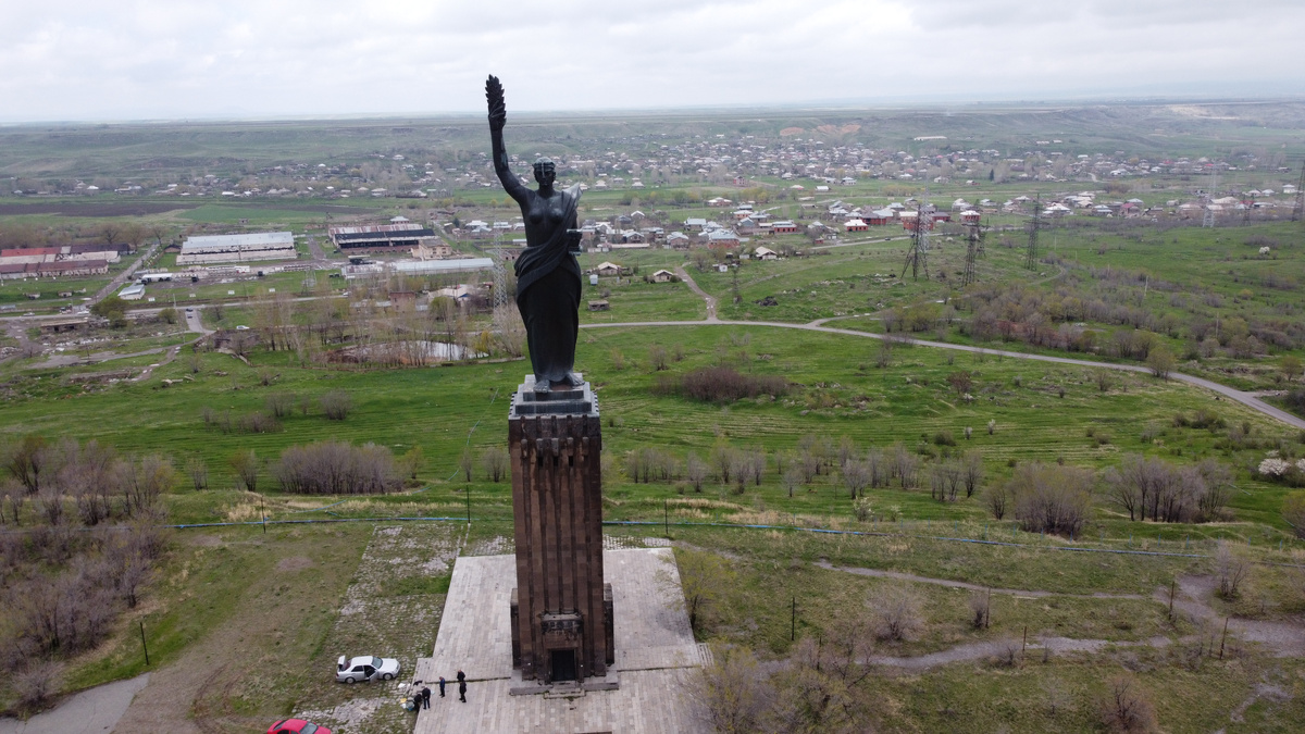 Статуя Мать-Армения в Гюмри