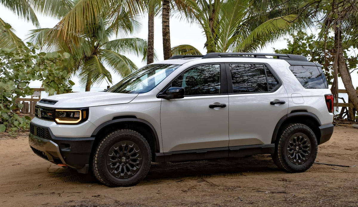 В профиль – да, немного напоминает коробку, но это скорее комплимент в данном классе