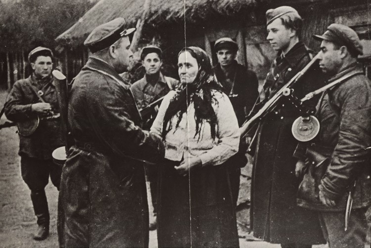 Командир Брестского партизанского соединения Сергей Сикорский благодарит мать Семёна Шиша – командира партизанского отряда им. Кирова за помощь народным мстителям