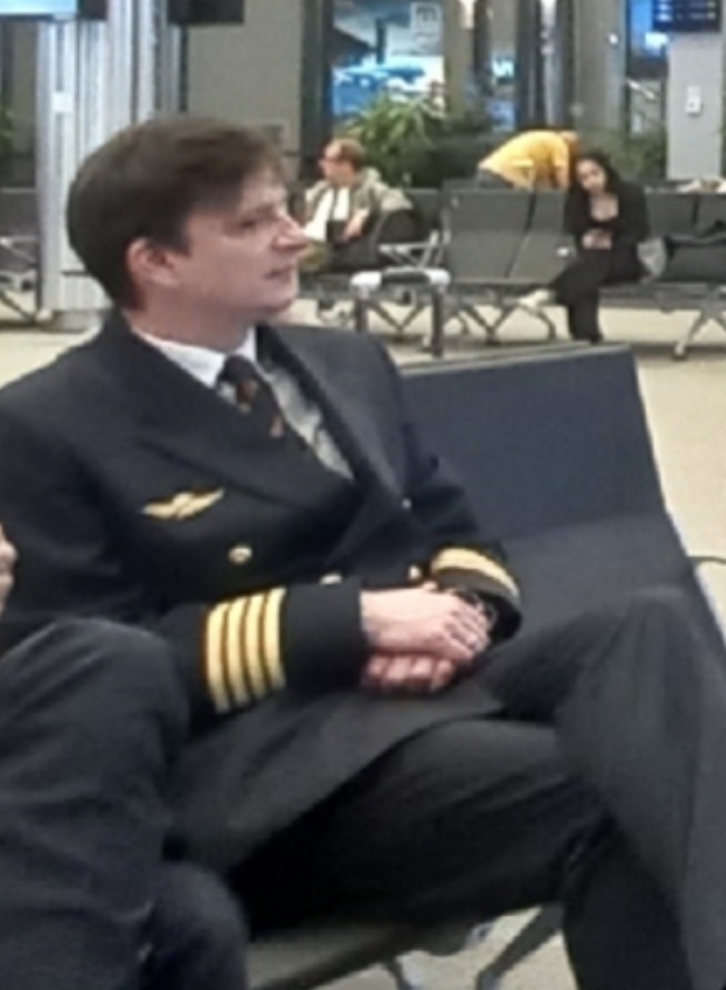 Капитан и первый пилот А321 Владимир Науменко