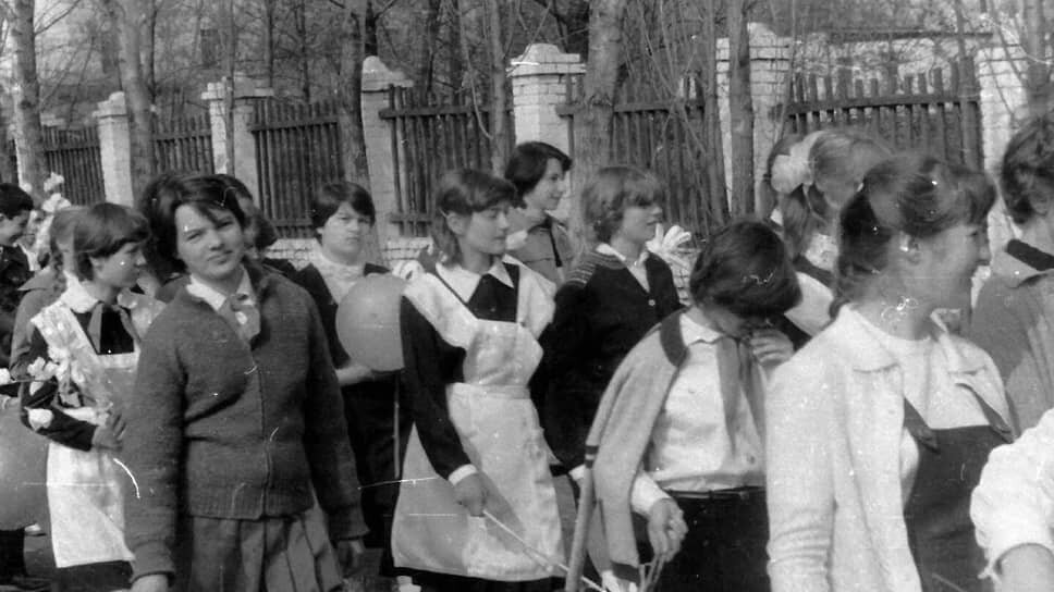 Министр образования Воронежской области Наталья Салогубова (в центре на заднем плане) 1 мая 1985 года, Хохольская средняя школа №1, р.п. Хохольский Воронежской области.📷Фото: Н.В. Салогубова личный архив / Коммерсантъ