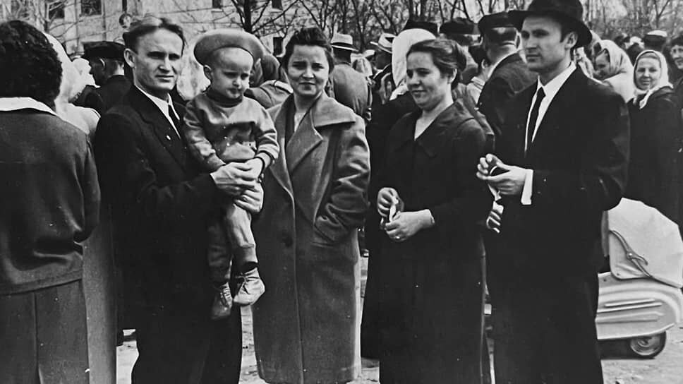 Депутат Воронежской городской думы, кардиохирург Сергей Ковалев (на руках), 1 мая 1964 года.📷Фото: Ковалев С.А. личный архив / Коммерсантъ