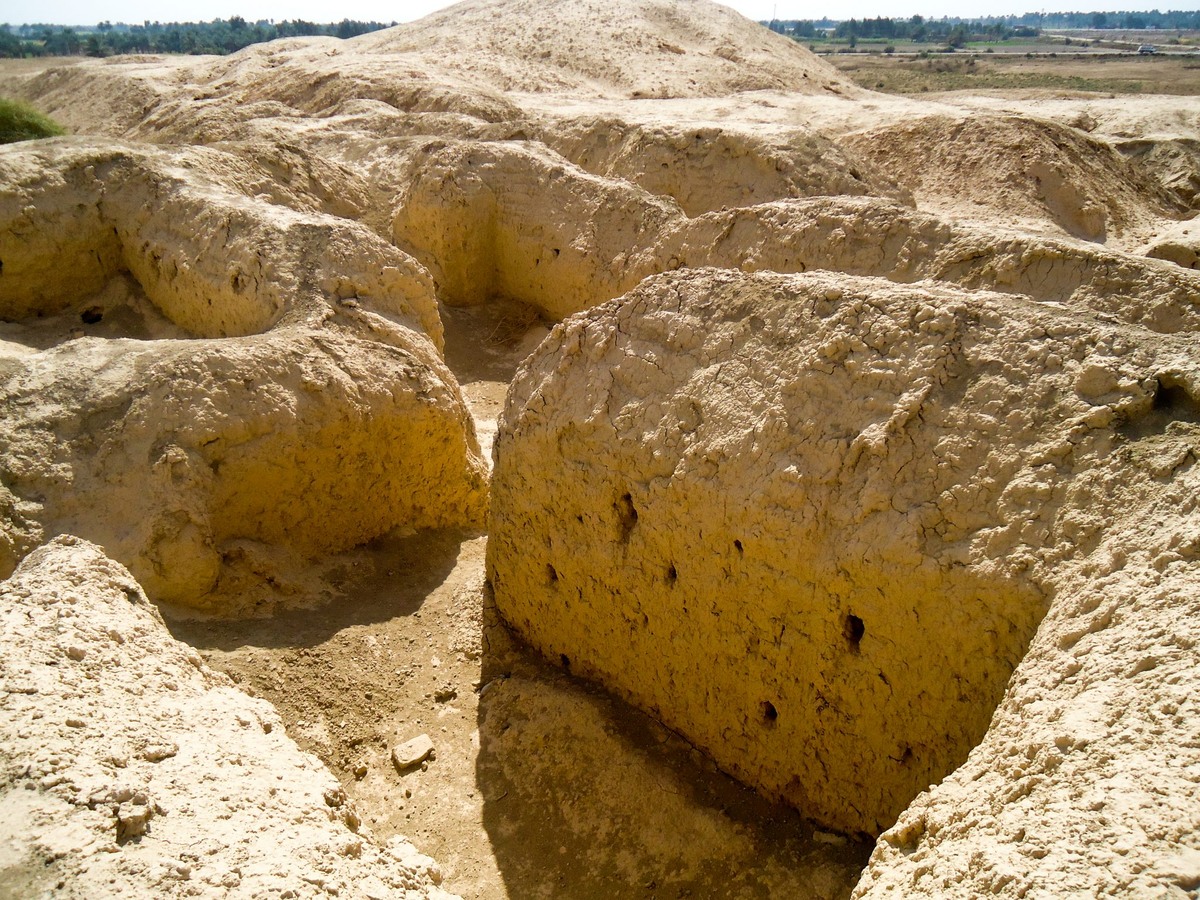 Стены различных строений.