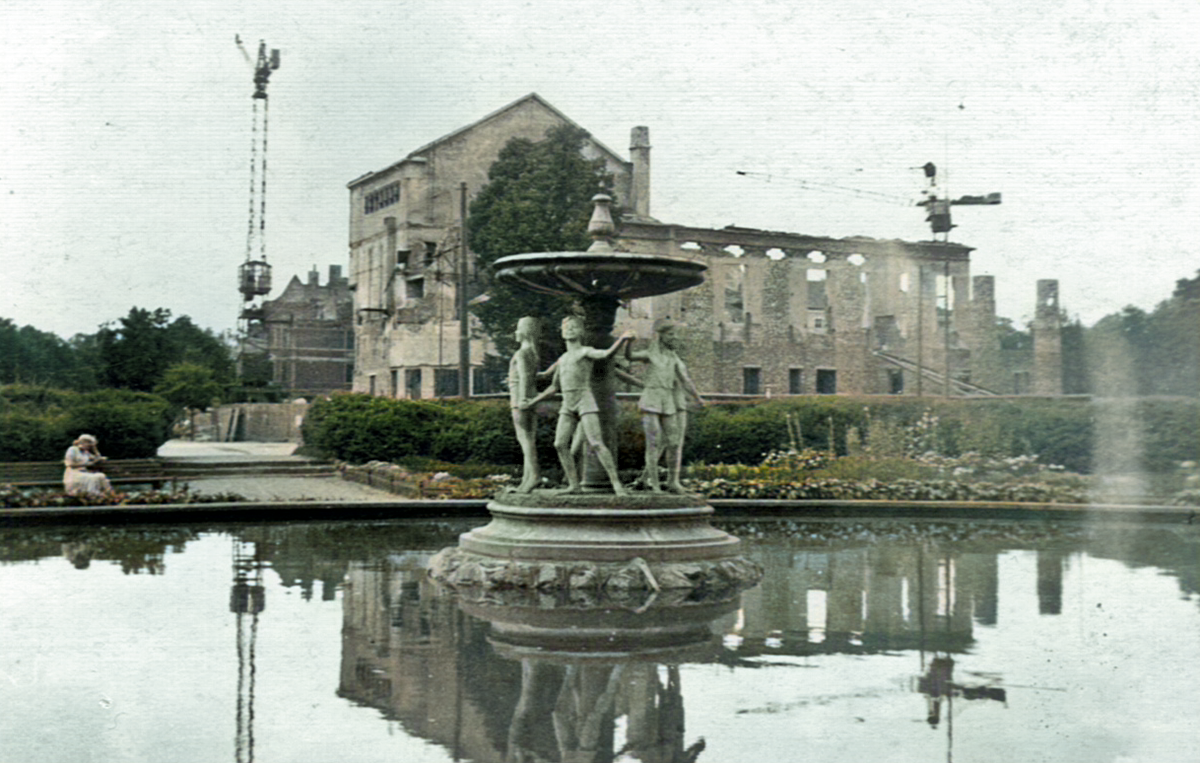 Первый фонтан в сквере у памятника Шиллеру, 1954 г. 