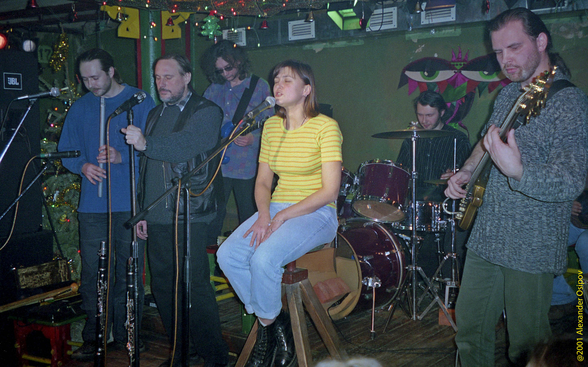 «Альянс» среднего периода, слева направо: Сергей Клевенский, Сергей Старостин, Игорь Журавлев, Инна Желанная, Андрей Дмитриев, Сергей Калачев. Клуб «Китайский летчик Джао Да», 17 января 2001 г.