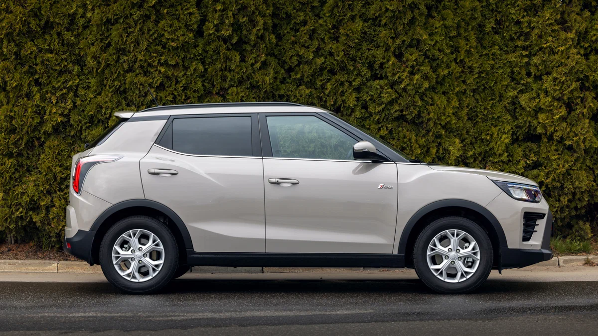 Габариты KGM Tivoli — 4255х1810х1620 мм, колёсная база — 2600 мм. То есть корейский паркетник спорит с компактными Jetour X50, BAIC X35 и Chery Tiggo 4