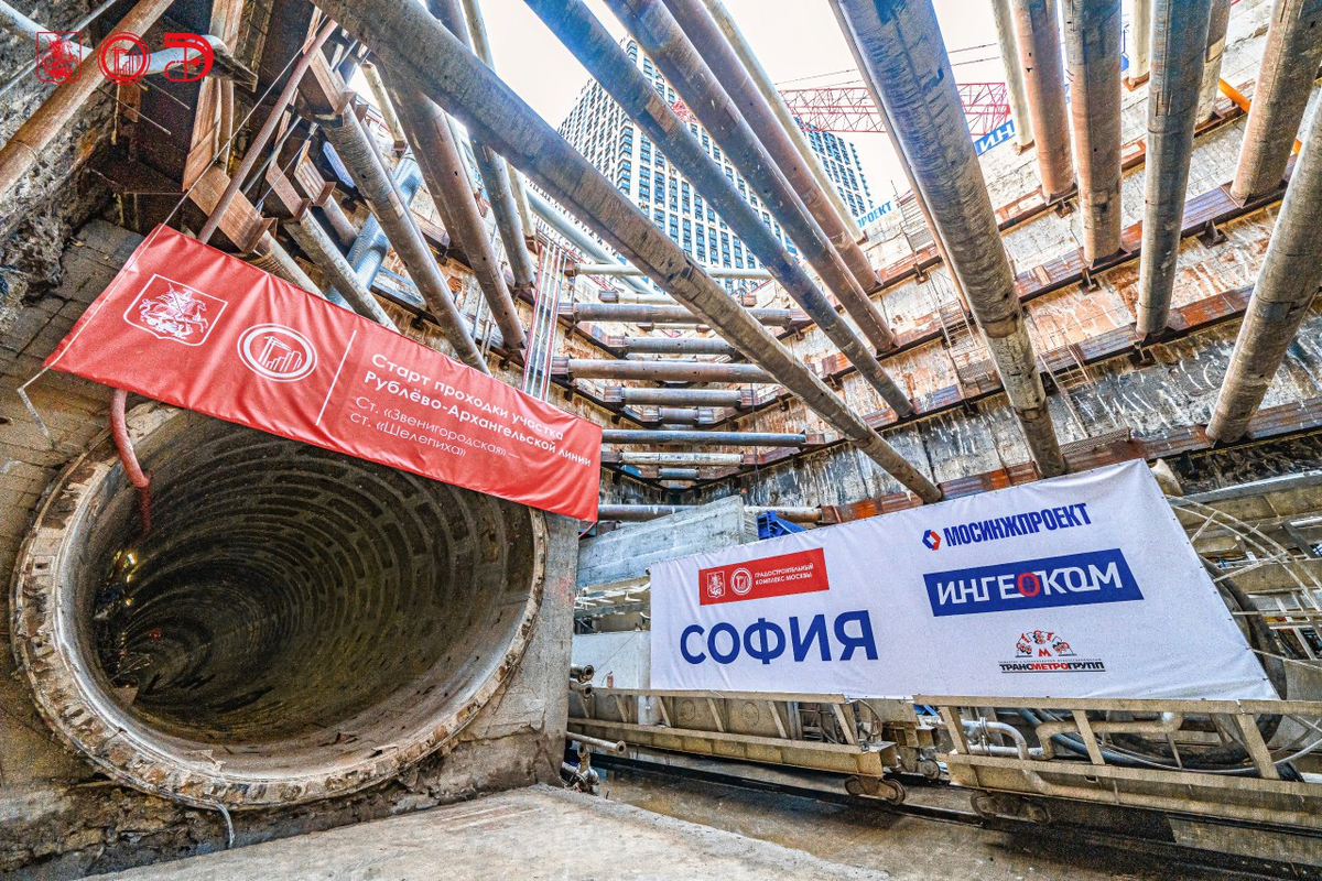 Котлован станции «Звенигородская». Взгляд в направлении конечной станции РАЛ в Москве-Сити.