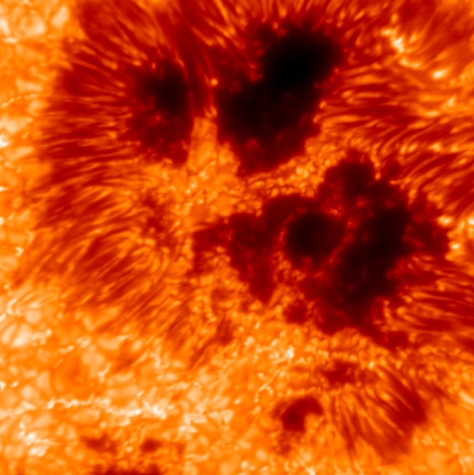 Детальное изображение гигантского солнечного пятна и структуры поверхности Солнца телескопом DKIST