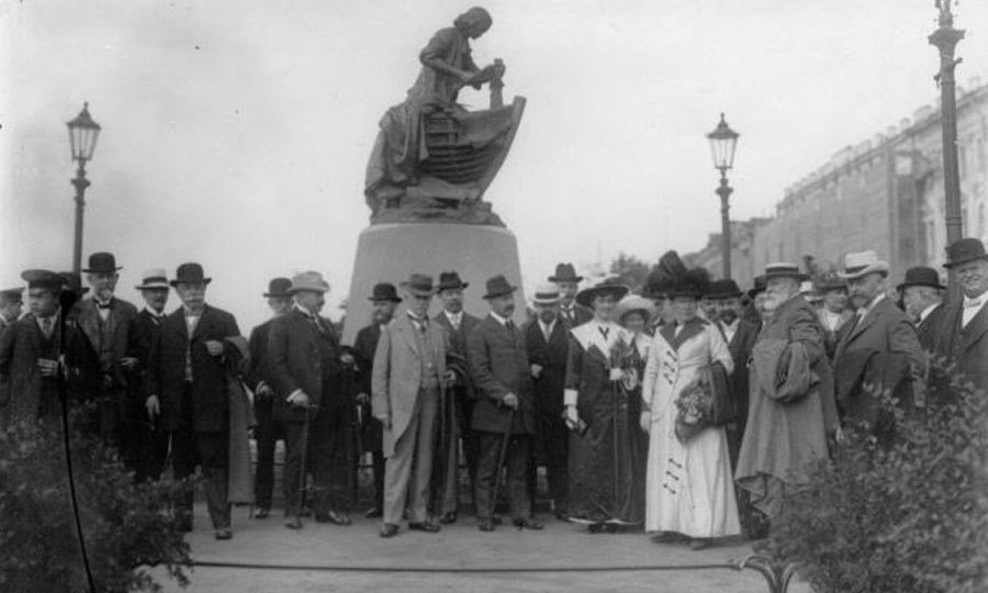 Памятник не царю, а плотнику на берегу Невы.