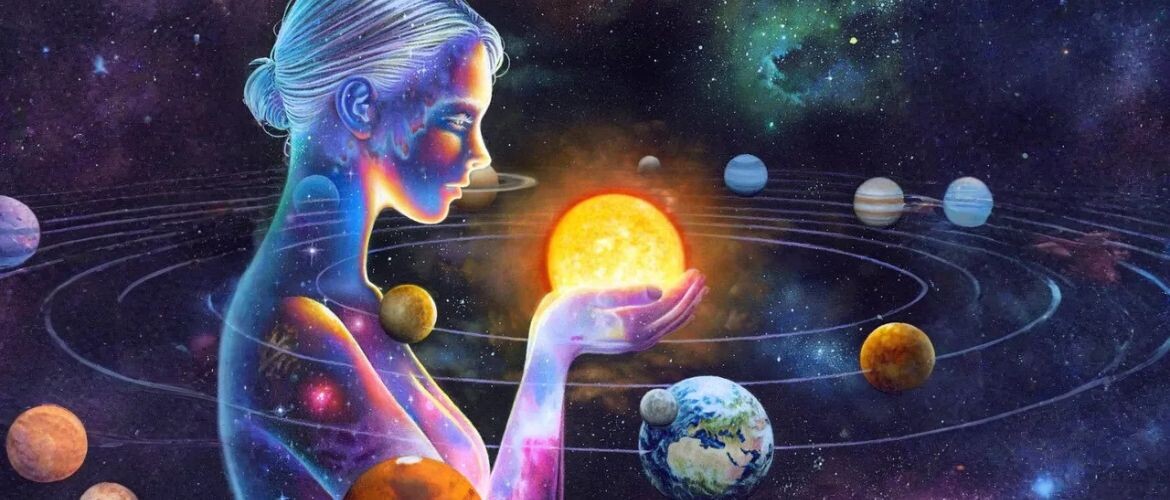 Космическая женская фигура держит Солнце в руках на фоне планет Солнечной системы.