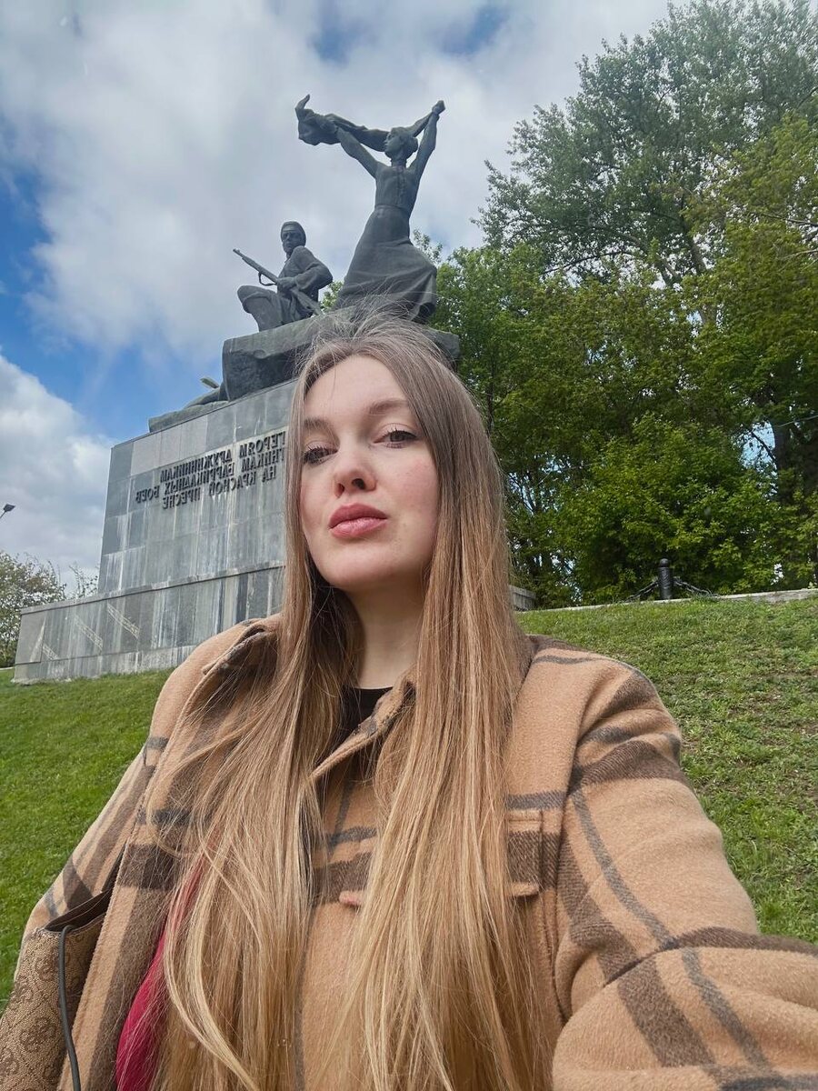 Художник Даниэла Рябичева у скульптуры дедушки 