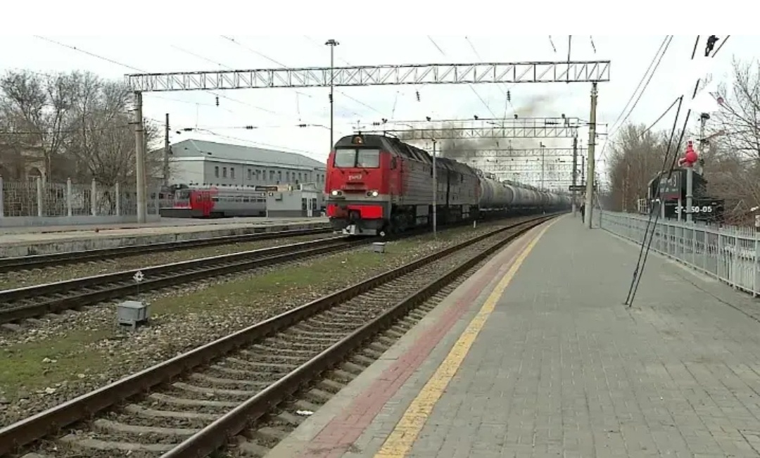 Рис.2 Грузовой поезд проезжает через станцию Астрахань 1 - 3 августа 2022 год. 