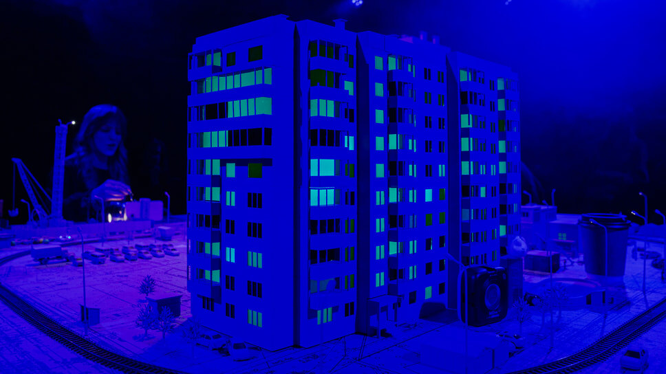 Макет многоэтажки в спектакле-инсталляции «Вещи и ущи». Фото: Анна Тодич