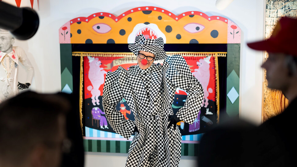 Художник Андрей Бартенев на выставке «Что за ЦИ? Что за РК?».📷Фото: Полина Варнерр / предоставлено пресс-службой Cube.Moscow