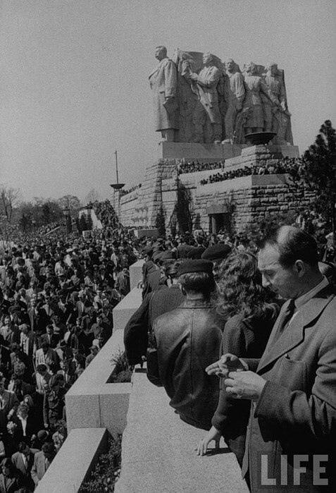 Торжественное открытие памятника Сталину в Праге 1 мая 1955 года (фото из открытых источников)