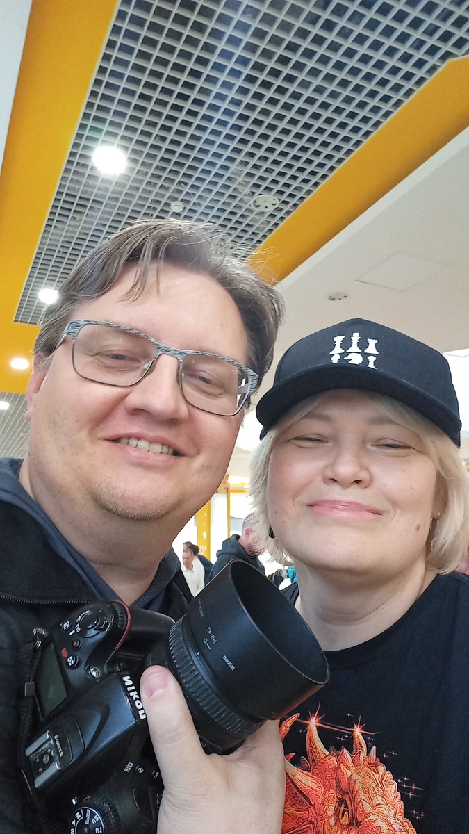 Автор канала вместе со знаменитым фотографом Сергеем Лебедевым на шахматном турнире в честь десятилетнего юбилея шахматного клуба "Гроссмейстер" 27.04.2025