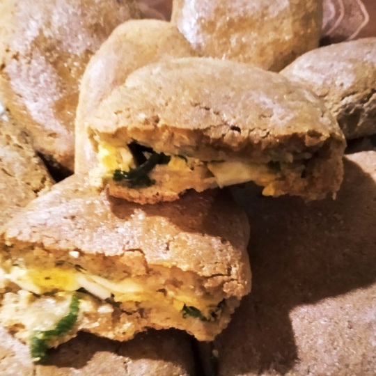 Пирожки из овсяной муки с яйцом и зелёным луком