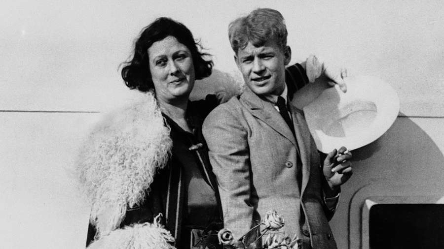 2 мая — брак Сергея Есенина и Айседоры Дункан