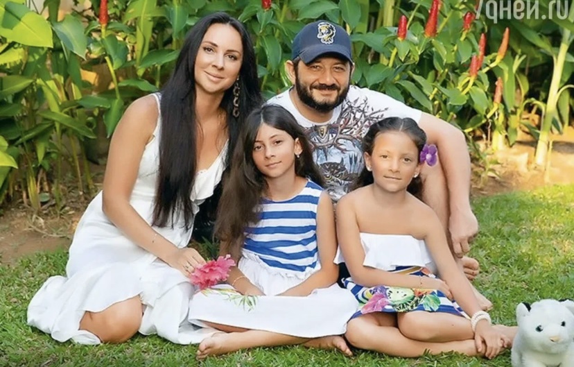 Михаил Галустян с женой и детьми 