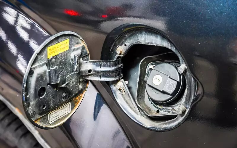    Пробка горловины топливного бака нередко бастует: внутренности ее замка ржавеют, а зимой примерзают.