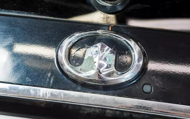    Быстро вспучивается и шелушится «хром».