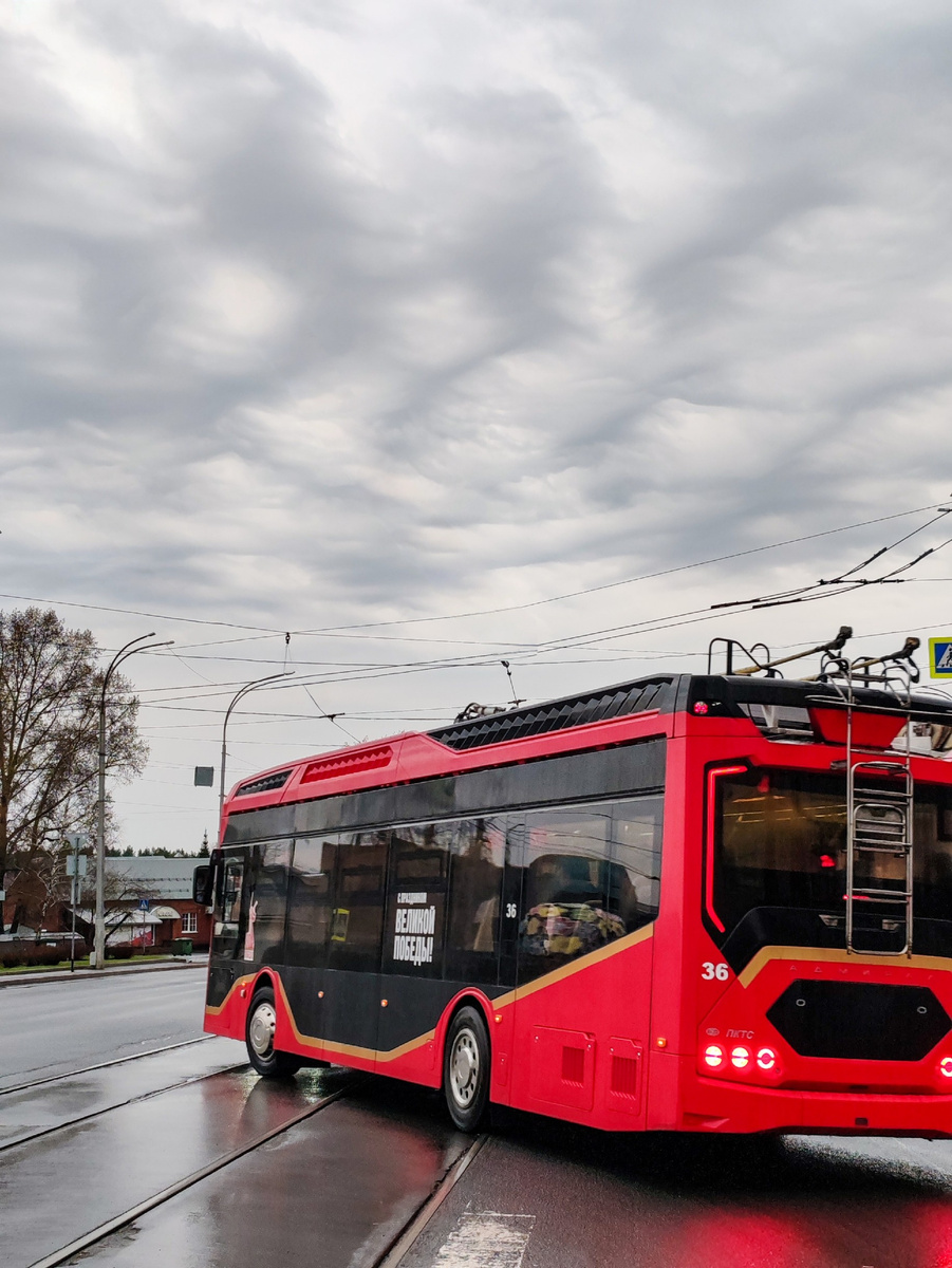 Небо пасмурное, но красивое. И на улице приятно тепло