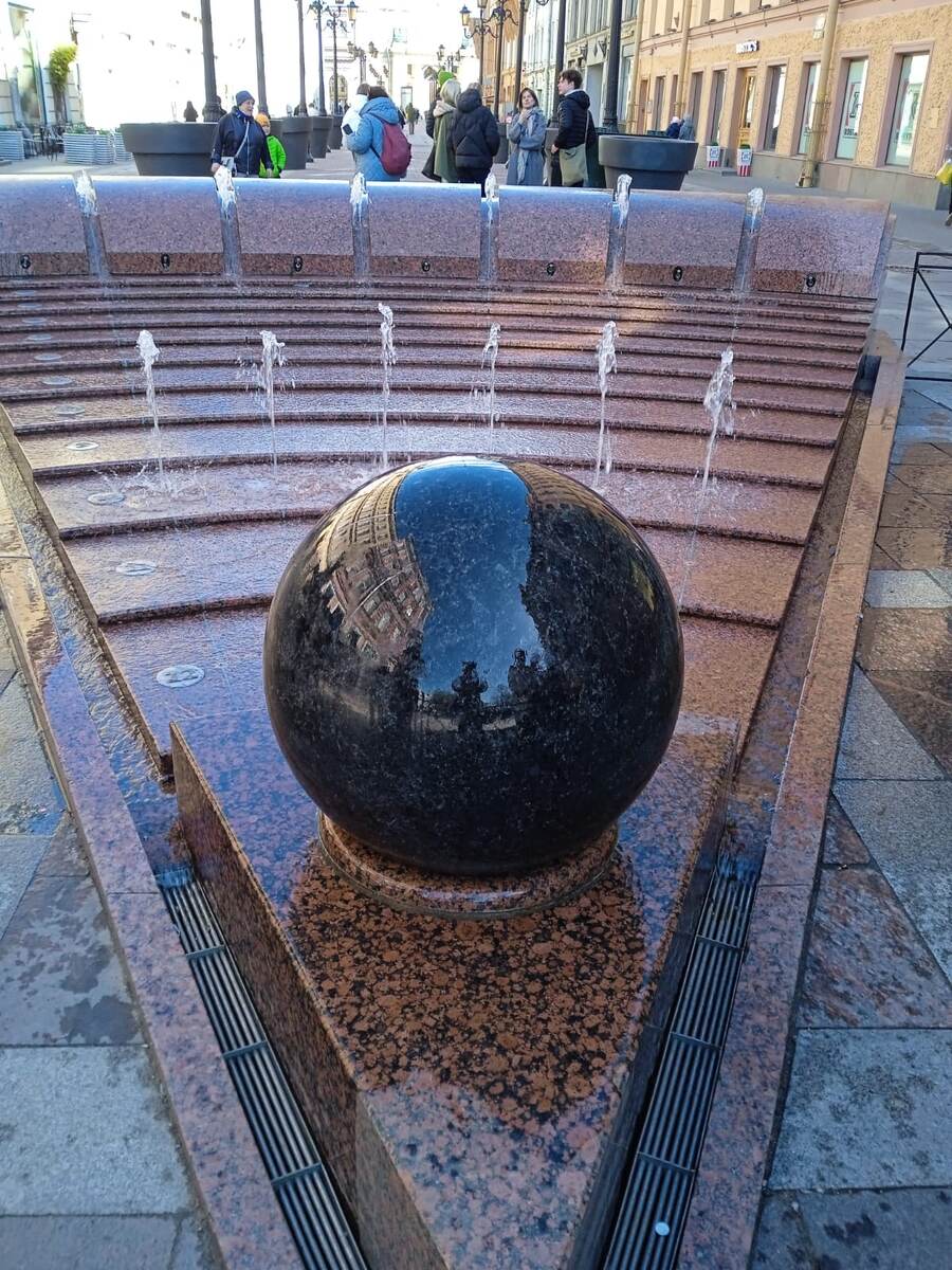 У Елисеевского магазина вот такой фонтанчик. 