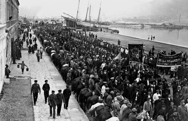 1 мая 1920 года. После ухода белых. Демонстрация в Новороссийске. Фото с сайта russiainphoto.ru