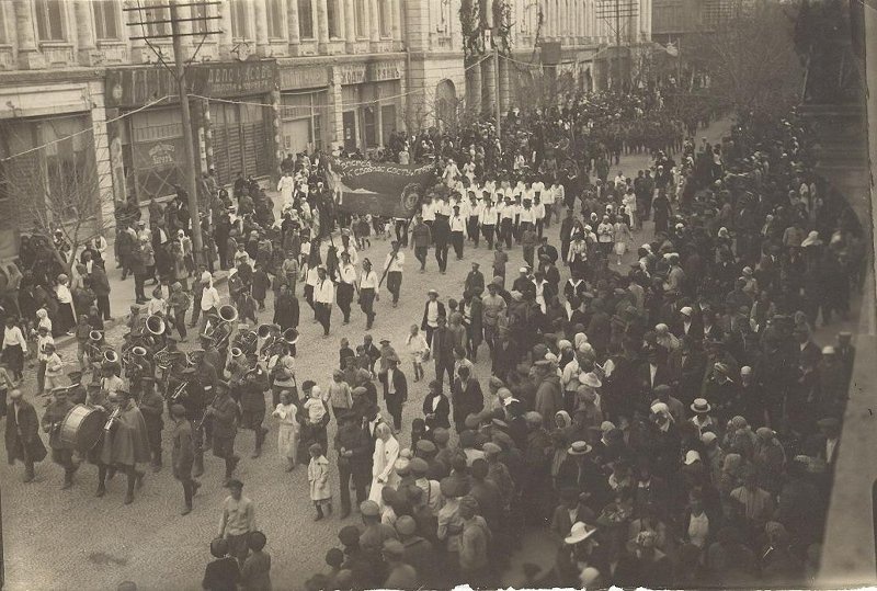 1 мая 1920 года. Демонстрация в Новороссийске. Фото с сайта russiainphoto.ru
