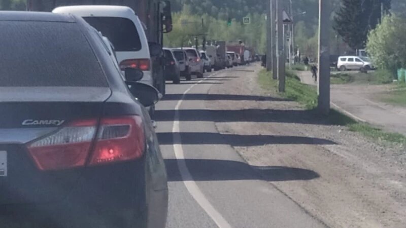     Огромная пробка образовалась на пути в Горный Алтай Дарья Селиверстова