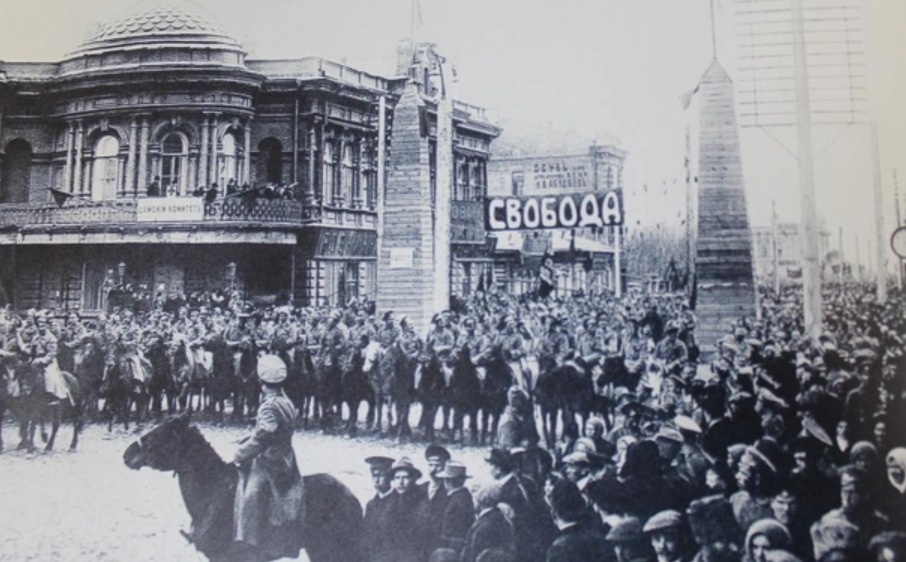 Первый официальный красноярский Первомай в 1917 году. Фото: «Наш город Красноярск» / ВК