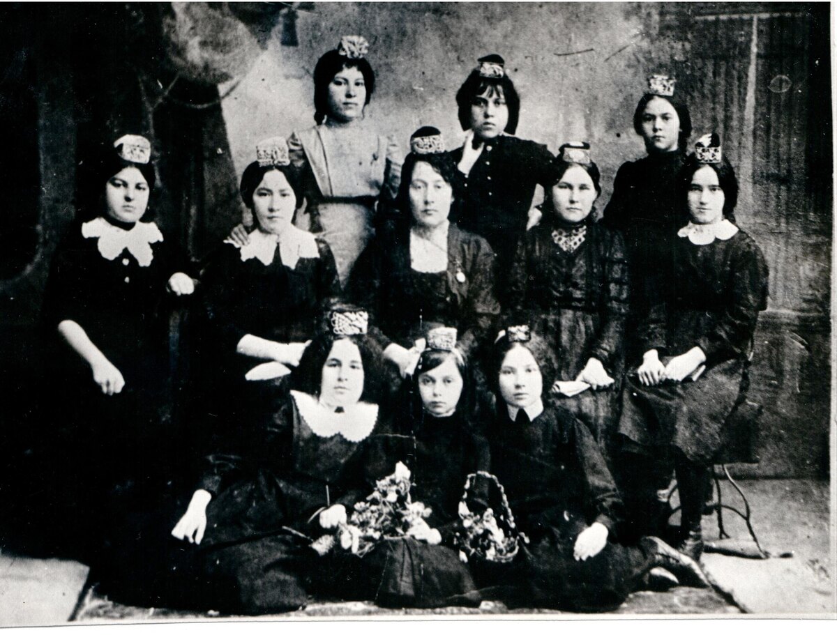 Марьям Буби (крайняя справа в среднем ряду) в годы учебы (1913).