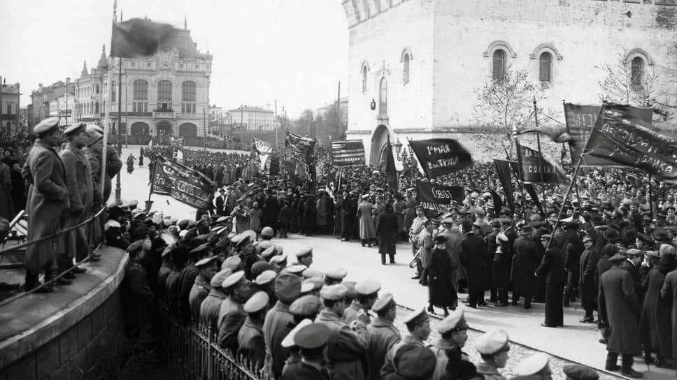 В 1917 году, после февральской революции, первомайские митинги впервые прошли открыто по всей Российской Империи. На территории Нижнего Новгорода состоялись два отдельных митинга: на Благовещенской площади (на снимке) и в Сормово, которое тогда не входило в состав города.📷Фото: Из фондов ГАрхАДНО